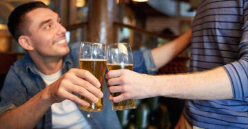 Los hombres se atraen entre ellos cuando están borrachos: estudio