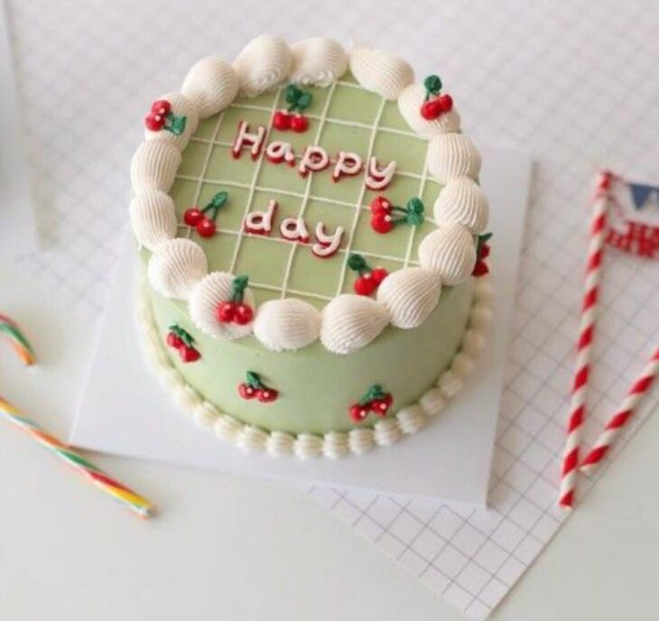 Pastel de matcha con decorado de cerezas; 15 Pasteles para celebrar tu cumple con un toque cute 