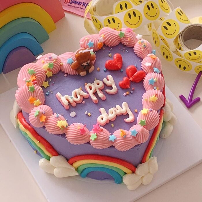 Pastel en forma de corazón decorado con betún alto, 15 Pasteles para celebrar tu cumple con un toque cute 