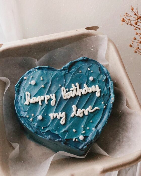Pastel en forma de corazón con betún azul marino; 15 Pasteles para celebrar tu cumple con un toque cute 