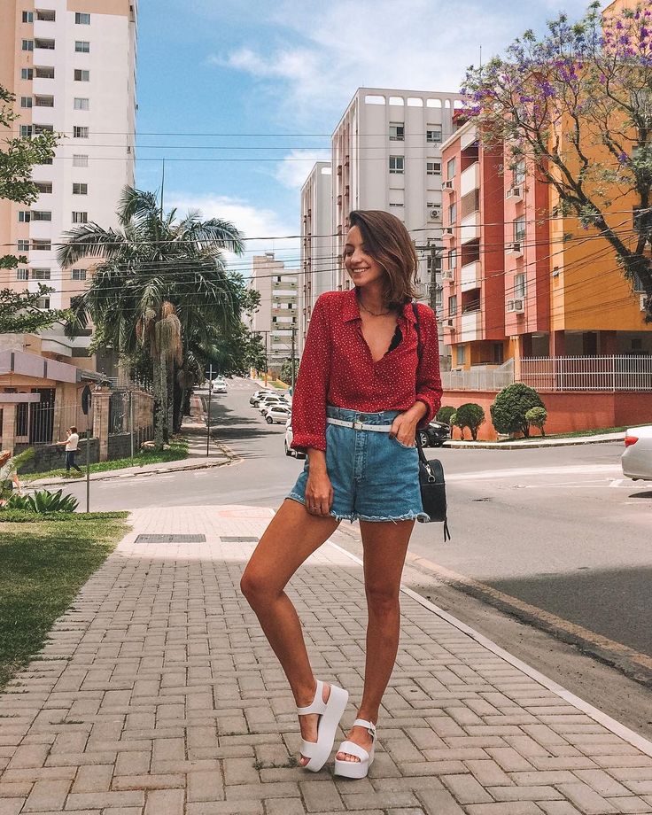 outfit con sandalias de plataforma rojas