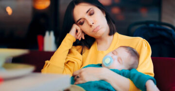 Estudio revela que las mamás son las que menos duermen