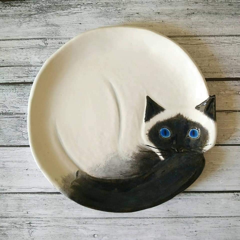 Artista rusa crea bellos platos de gatitos en cerámica