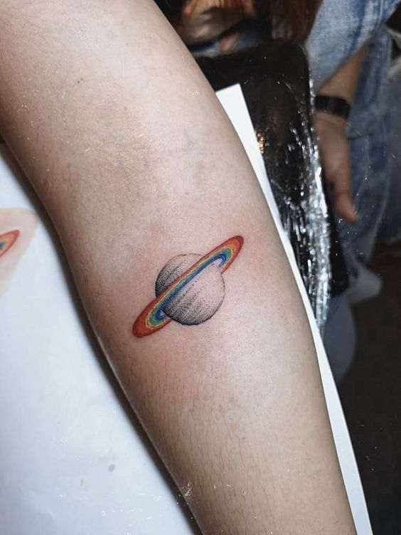 Ideas de tatuajes de planetas para llevar el universo cerca