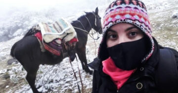 Maestra recorre 20 km en burro y atraviesa campos de nieve para dar clases