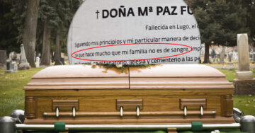 Mujer se vuelve viral al invitar solo 15 personas a su funeral en su propio aviso mortuorio