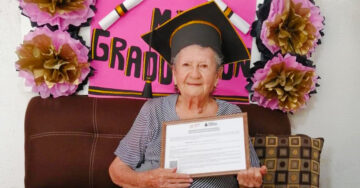 ¡Los sueños se cumplen! Abuelita termina sus estudios en secundaria a los 89 años