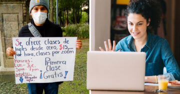 Con letrero en mano joven ofrece clases de inglés por menos de 1 dólar y se hace viral