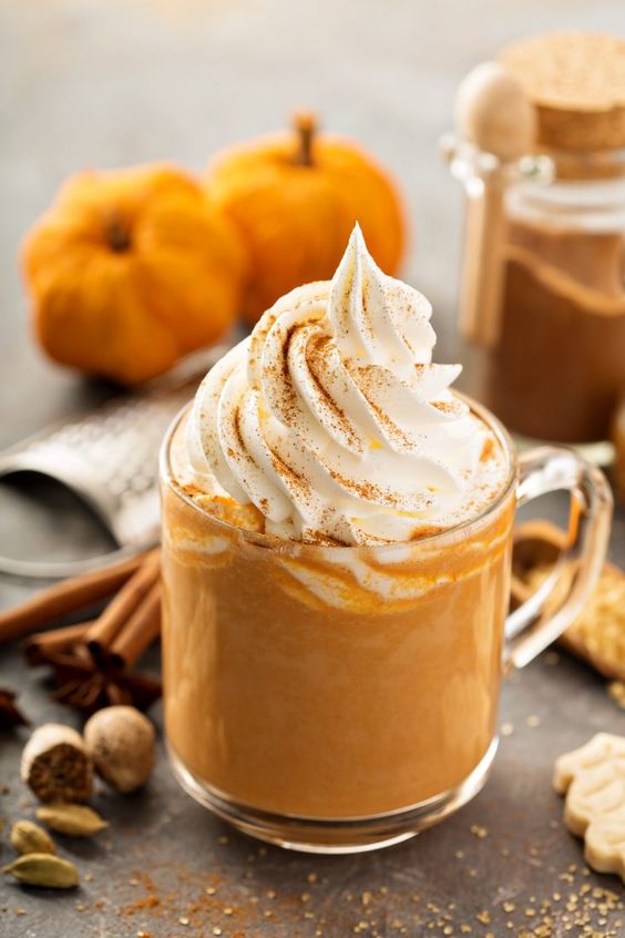Pumpkin Spice Latte', recta de café con leche y calabaza