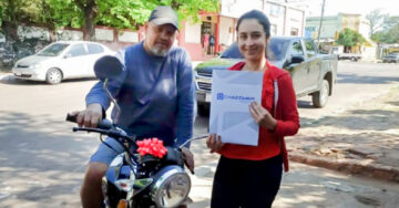 Su padrastro la apoyó para hacer dos carreras y ella le regaló una moto en agradecimiento