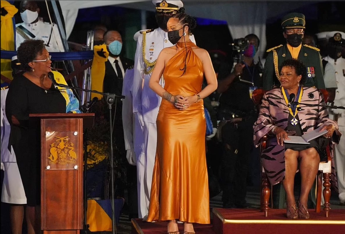 Rihanna recibiendo el título de Héroe Nacional del Barbados 