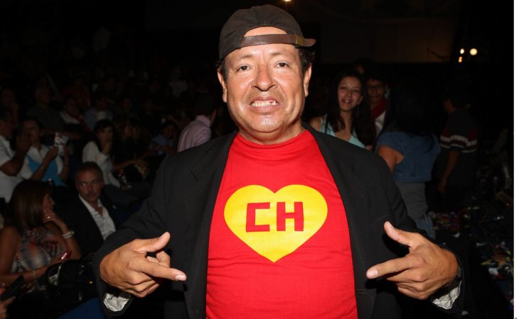 Sammy Pérez posando con una camisa del chapulín colorado 