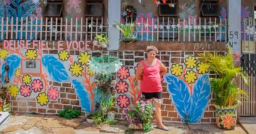 Le dijeron que su casa “era de pobres”, así que la pintó con hermosas flores coloridas