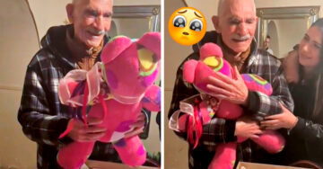 Abuelito rompe en llanto al recibir un peluche hecho con la manta de su difunta esposa