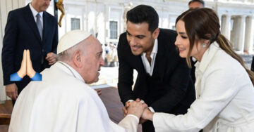 Carlos Rivera y Cynthia Rodríguez visitan el Papa Francisco y desatan rumores de boda