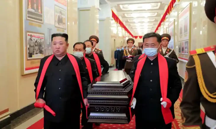 Kim Jong Un y autoridades de Corea del Norte cargando un ataúd 