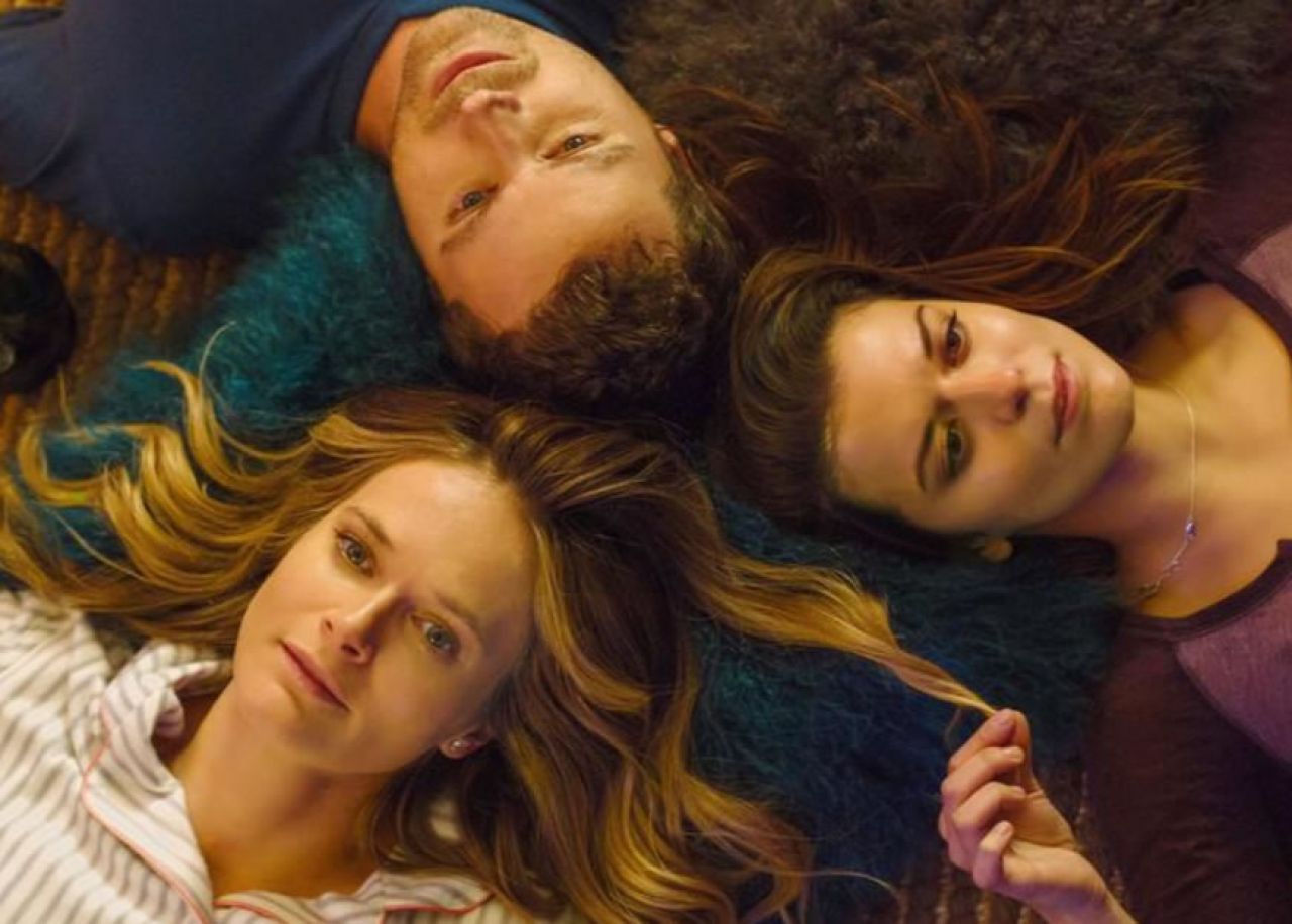 Ты я и она. You me her сериал. Izzy Emma сериал. Ты, я, она сериал кадры. Ты, я, она, 2016 (сериал).