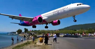 ¡De terror! Avión roza las cabezas de decenas de turistas durante aterrizaje en una playa