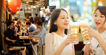 Gobierno de Japón quiere que los jóvenes tomen más alcohol; ya nadie quiere beber