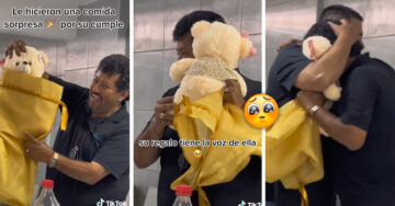 Hombre rompe en llanto tras recibir un oso de peluche con la voz de su esposa fallecida