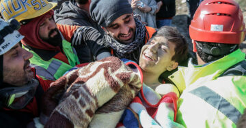 Joven sonríe al ser rescatado tras pasar 56 horas bajo los escombros en Turquía