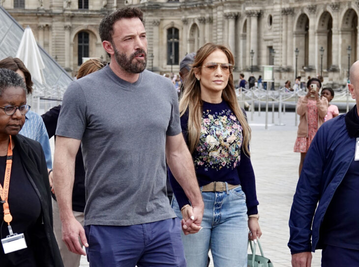 caminando por las calles Ben Affleck y Jennifer Lopez van tomados de la mano luciendo ropa casual
