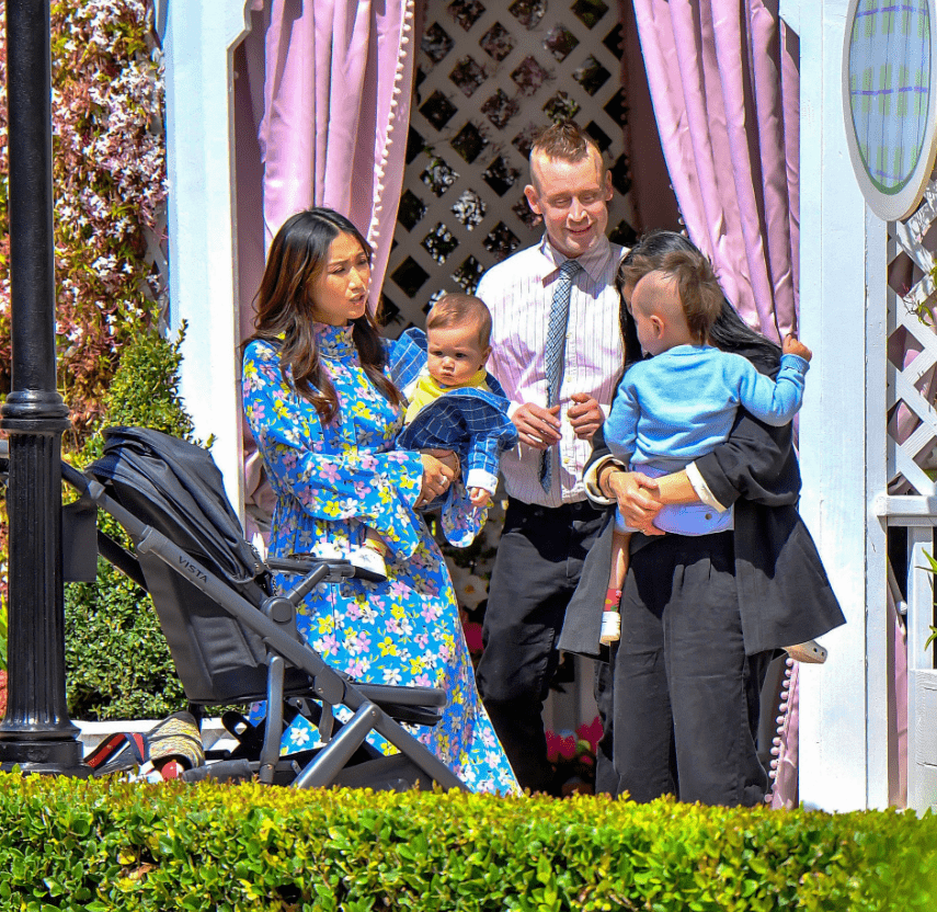 Macaulay Culkin y Brenda Song son captados con sus hijos