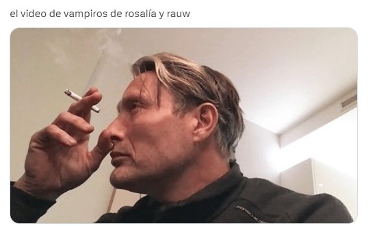 meme con la cara del actor Mads Mikkelsen con un cigarrillo en la mano 
