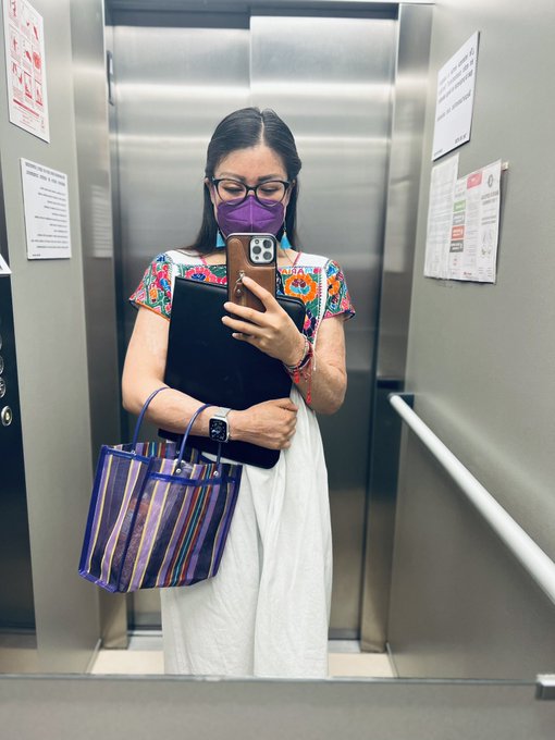 Elena Rios en un elevador tomándose una selfie 