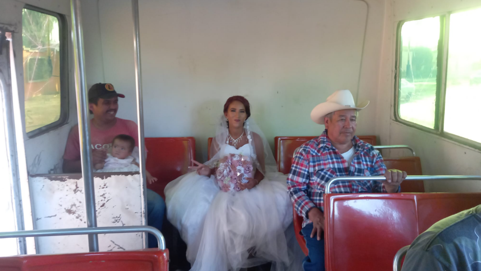 Novios Se Trasladan En Camión Para Llegar A Tiempo A Su Boda