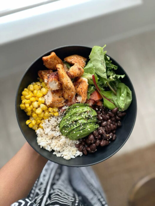 Bowl aesthetic plato de comida saludable pollo, lechuga, elote, arroz, frijol, aguacate